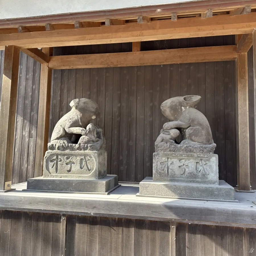 調神社　夫婦うさぎ像